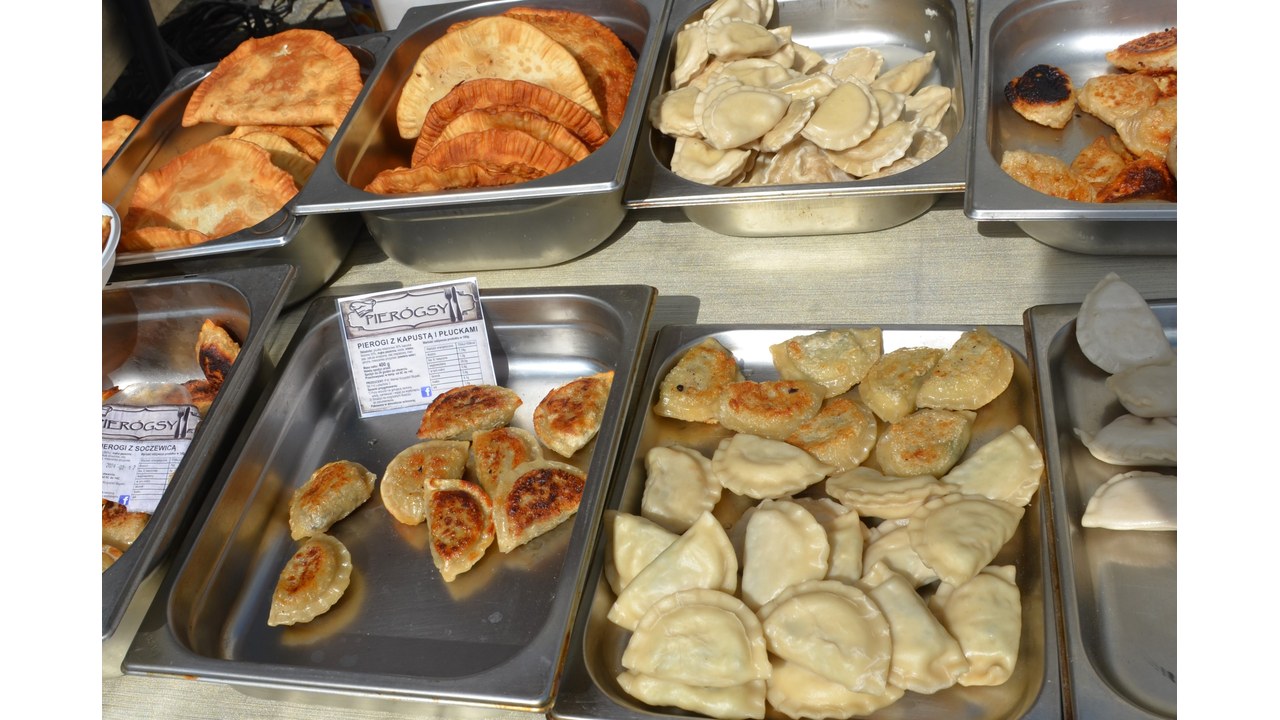 Różne rodzaje pierogów w metalowych tacach